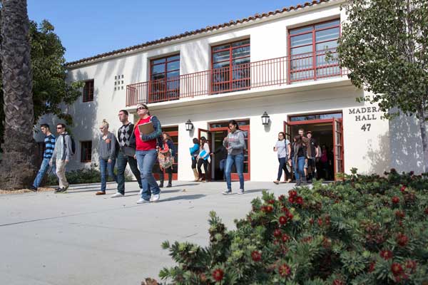 group of students outside of csuci 